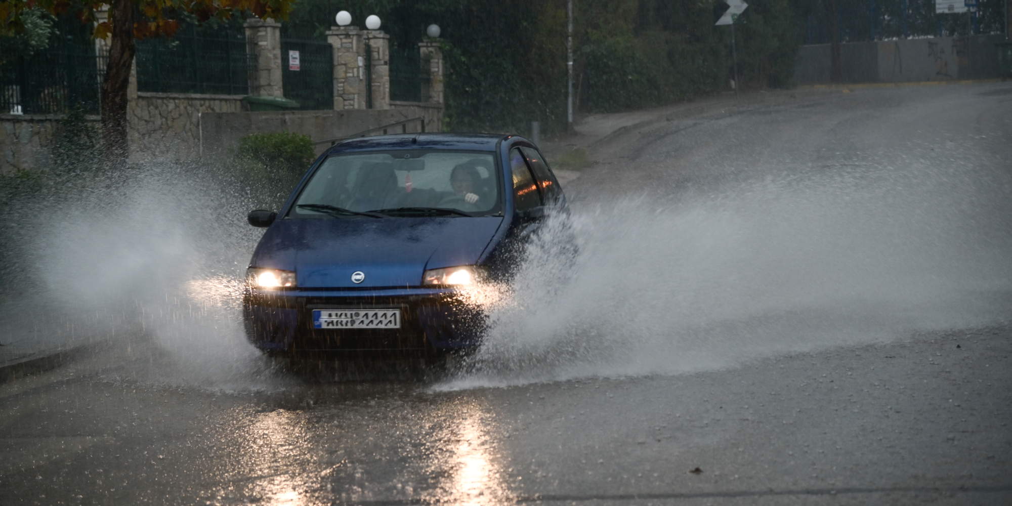 Αυτοκίνητο σε πλημμυρισμένο δρόμο εξαιτίας της κακοκαιρίας