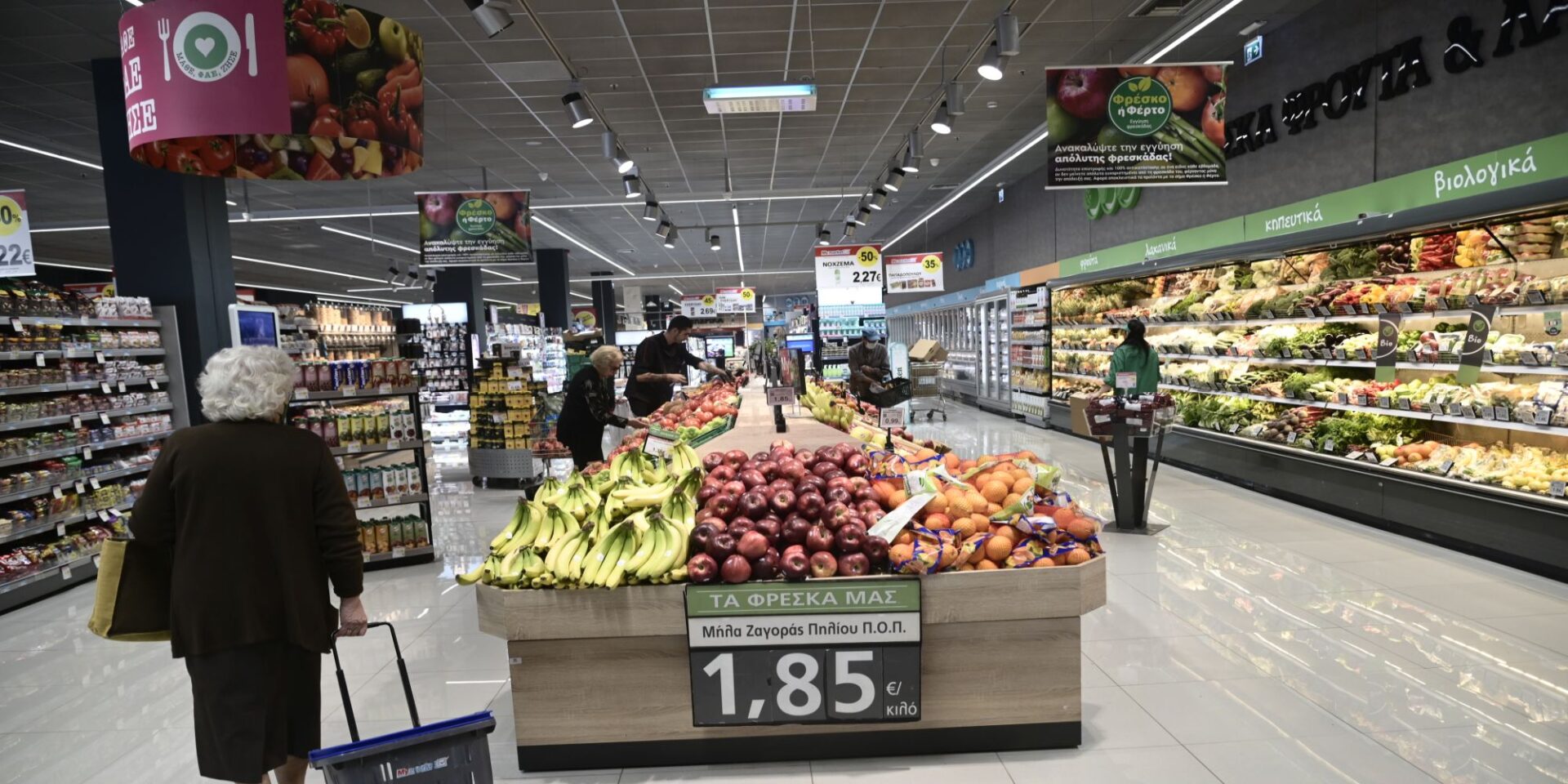 Γυναίκα με καλάθι σε σούπερ μάρκετ