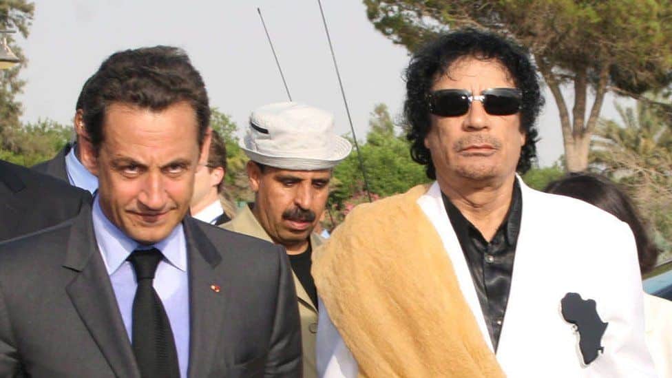 Ο Μουαμάρ Καντάφι με τον Νικολά Σαρκοζί