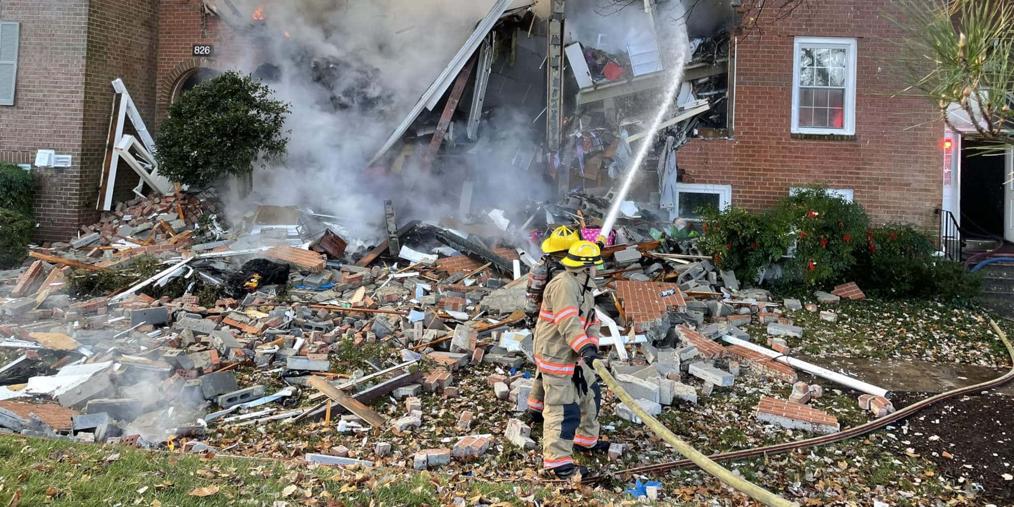 Πυροσβέστες επιχειρούν στο κατεστραμμένο κτίριο από την έκρηξη στο Μέριλαντ