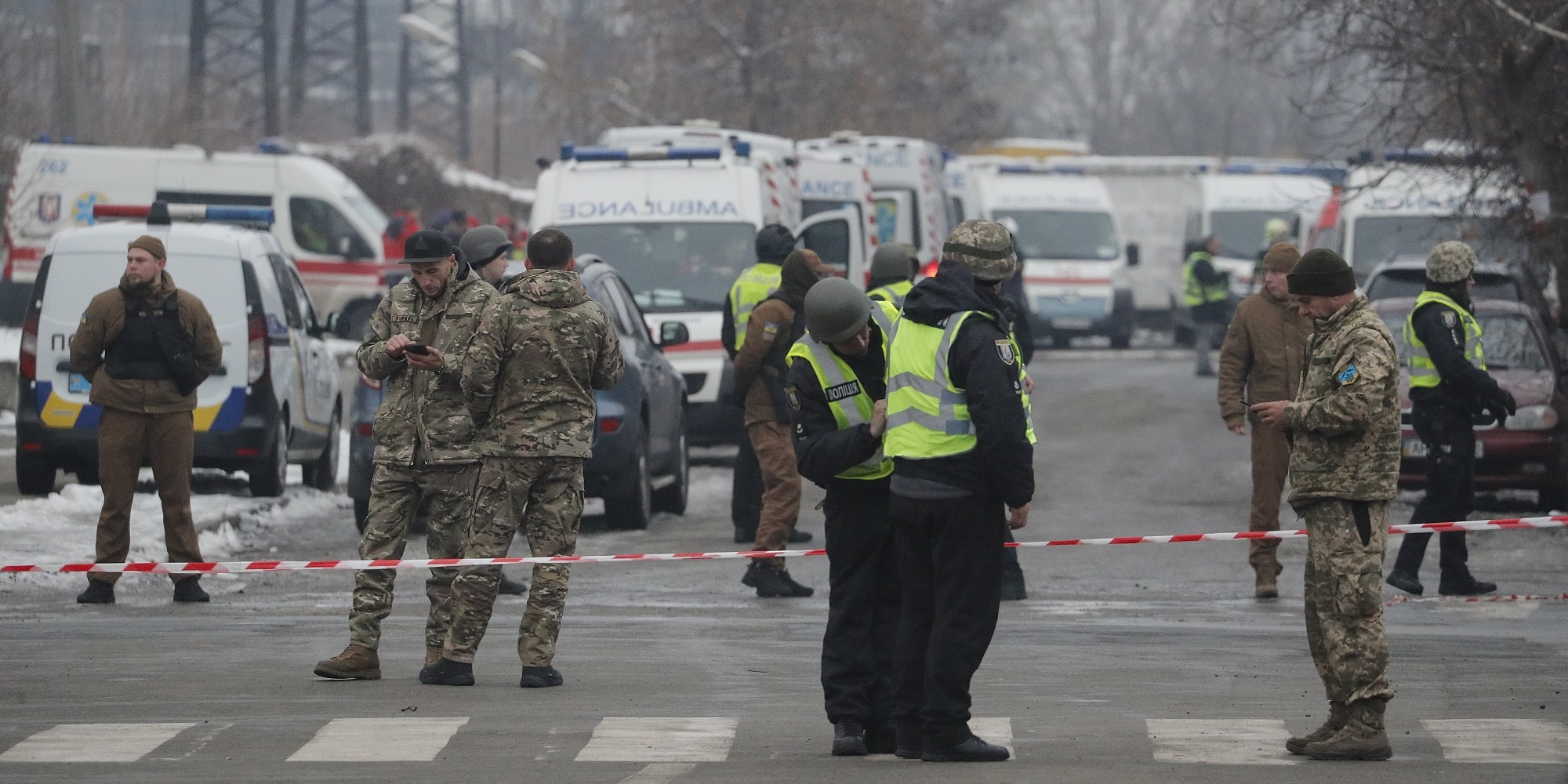 Αστυνομικοί στο Κίεβο μετά από ρωσικό πλήγμα