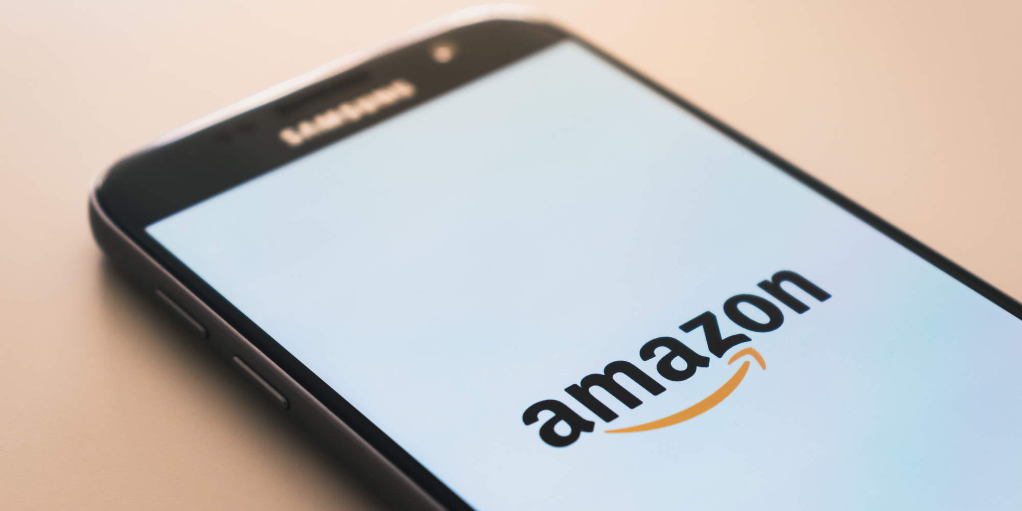 Κινητό τηλέφωνο με το λογότυπο της Amazon στην οθόνη