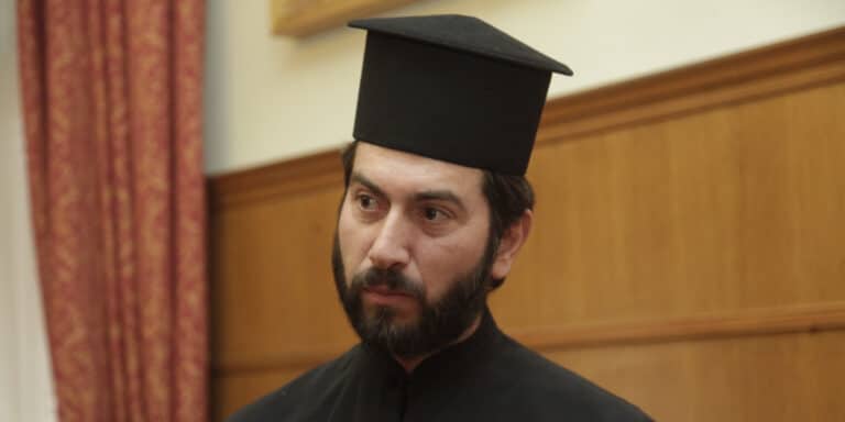 Τέλος από τα σχολικά βιβλία της Γ’ Γυμνασίου και του Λυκείου ο Πατέρας Αντώνιος