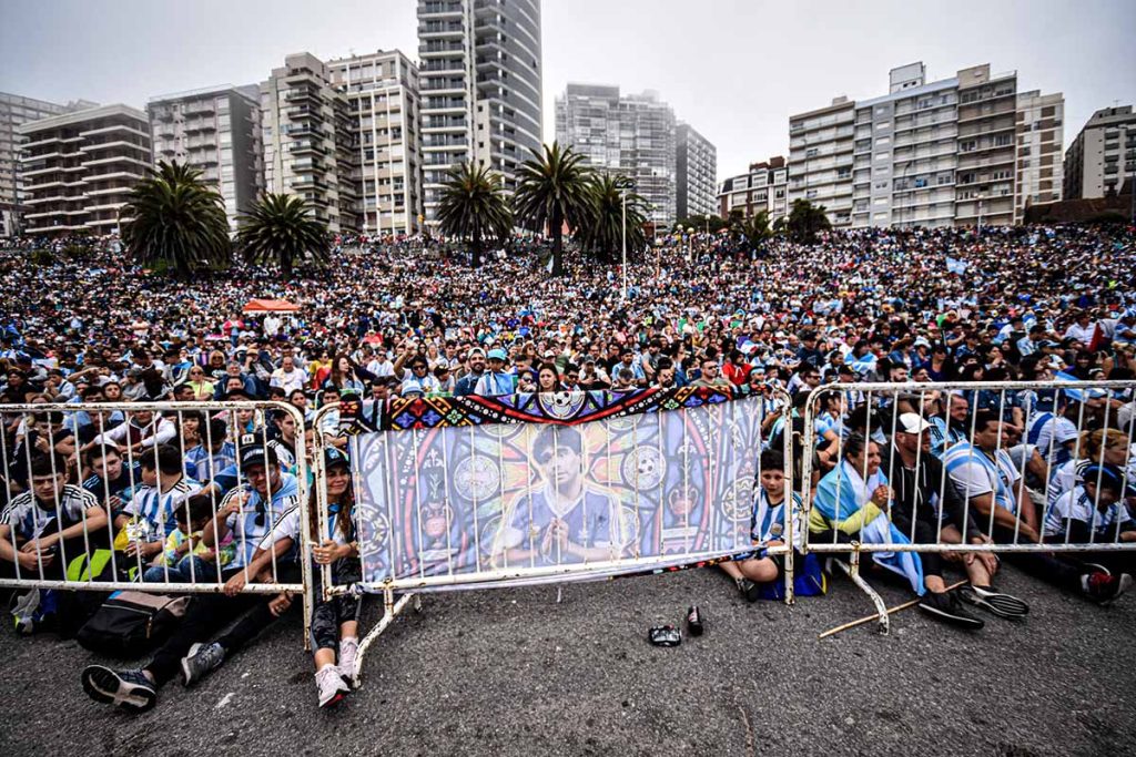 Κόσμος στην Μαρ ντελ Πλάτα βλέπει το Αργεντινή-Μεξικό για το Μουντιάλ 2022