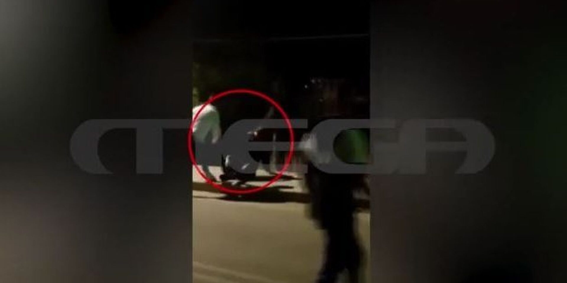 Η στιγμή που γονείς χτυπούν 35χρονο που φέρεται να παρενόχλησε ανήλικες στην Κω