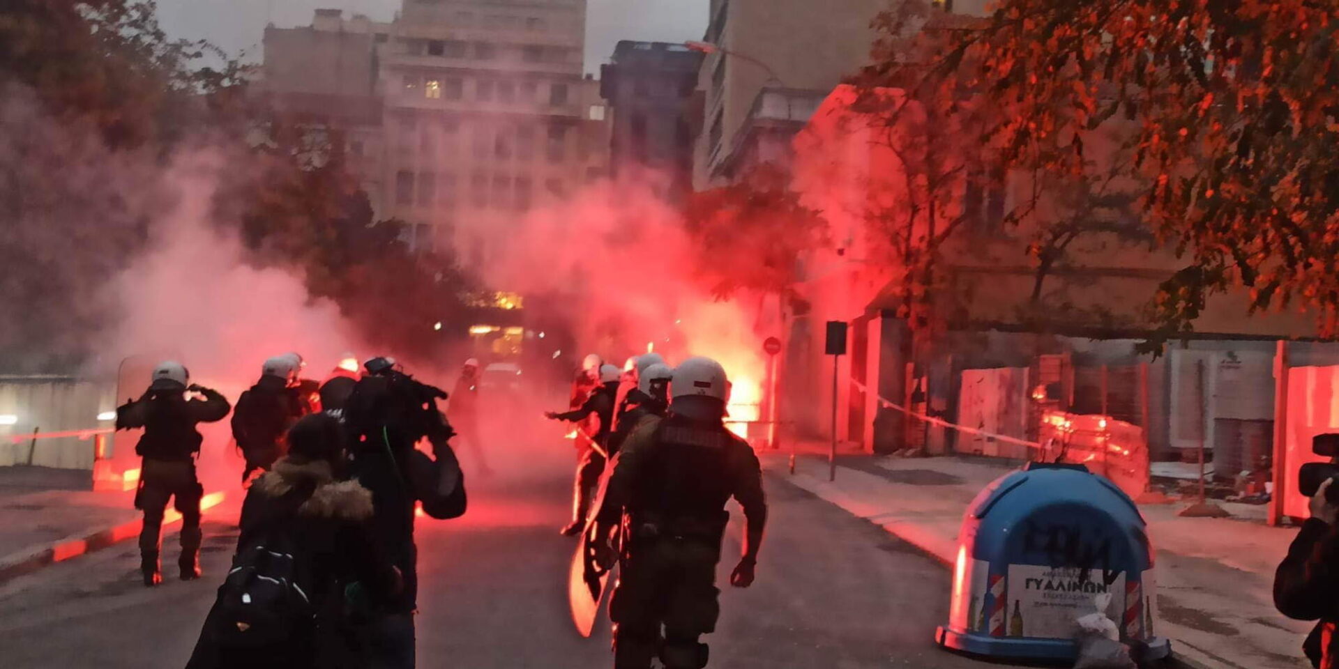 Μολότοφ και βεγγαλικά κατά ανδρών των ΜΑΤ στην Κλαυθμώνος κατά τις εκδηλώσεις για το Πολυτεχνείο