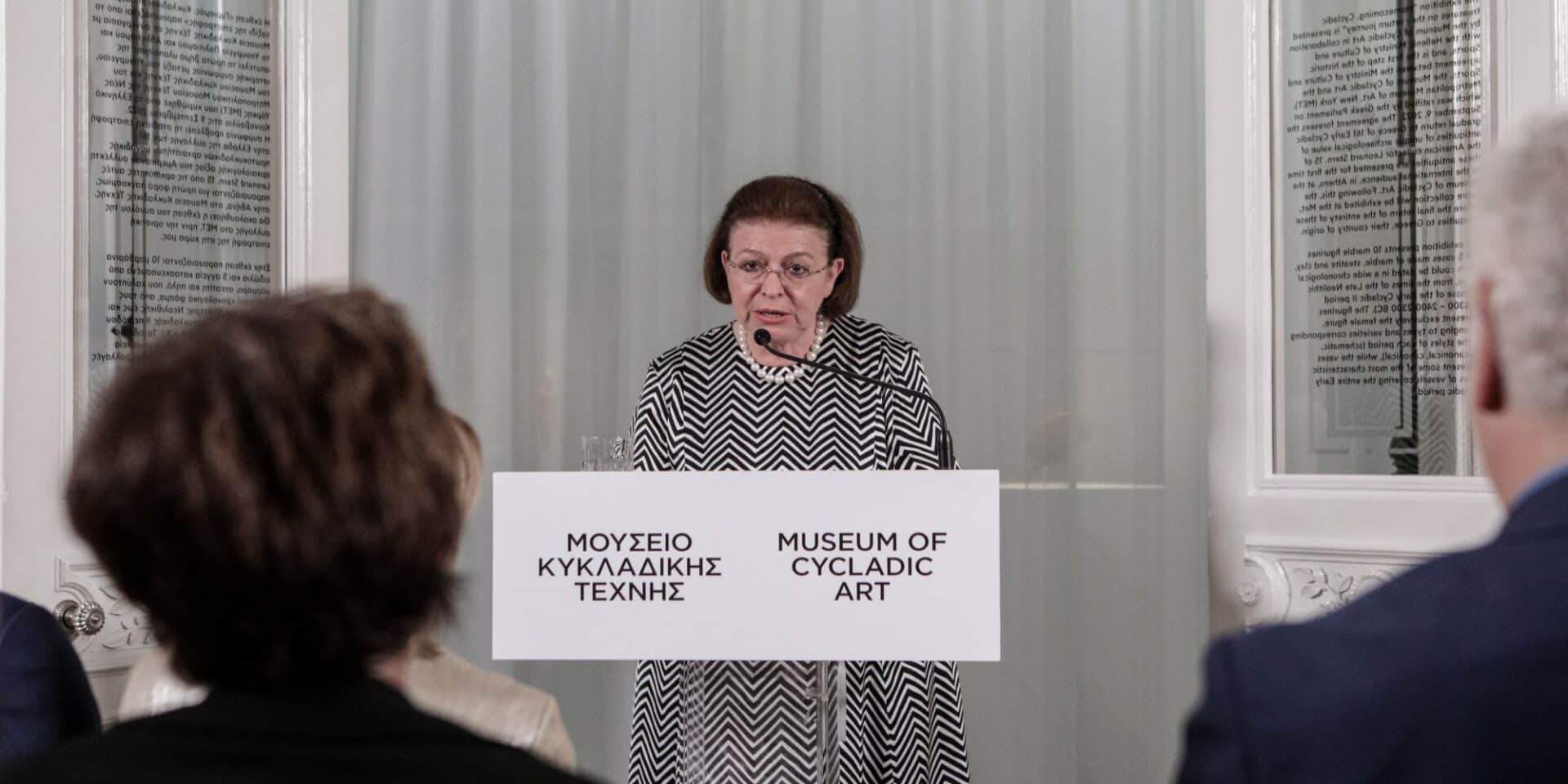 Η Λίνα Μενδώνη στο Μουσείο Κυκλαδίτικης Τέχνης
