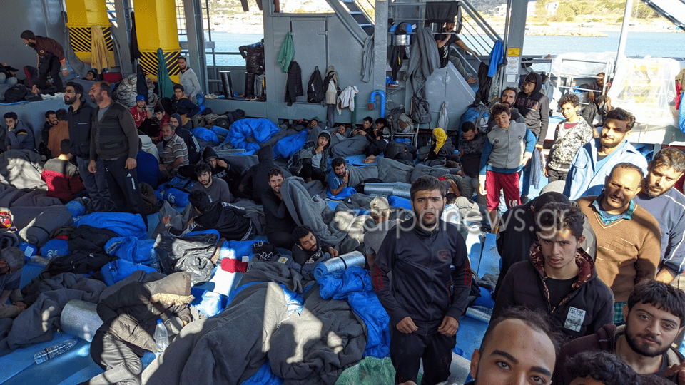 Οι πρόσφυγες που βρίσκονται σε πλοίο στην Παλαιοχώρα στην Κρήτη
