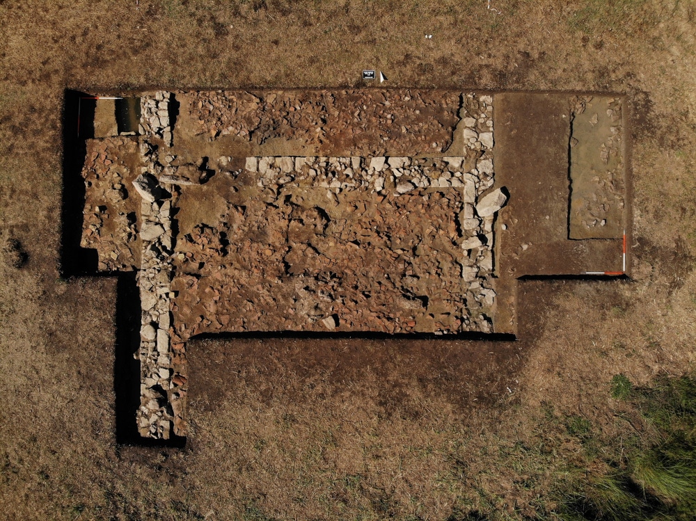 naos poseidwnas - Νέες προοπτικές: Ναόσχημο κτίριο, πιθανόν ο ναός του Ποσειδώνα, εντοπίστηκε στο Κλειδί Σαμικού (εικόνες)