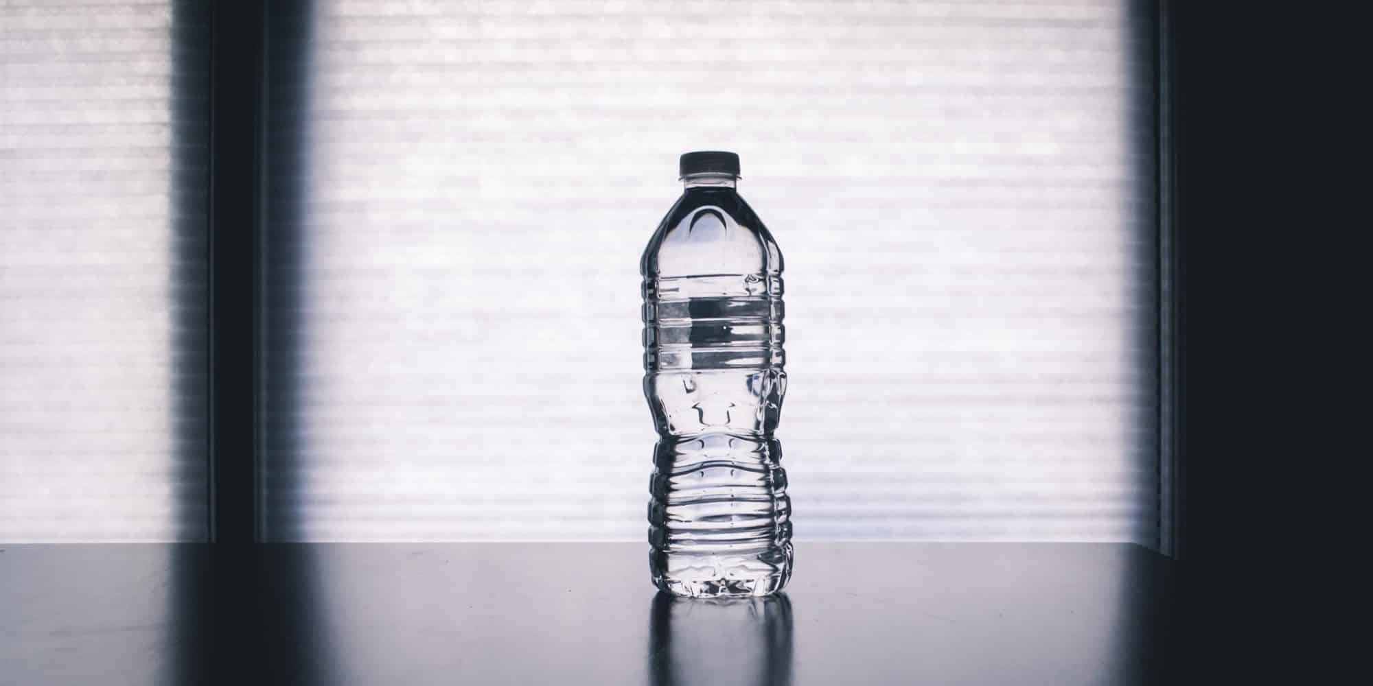 Ένα μπουκάλι νερό πάνω σε τραπέζι