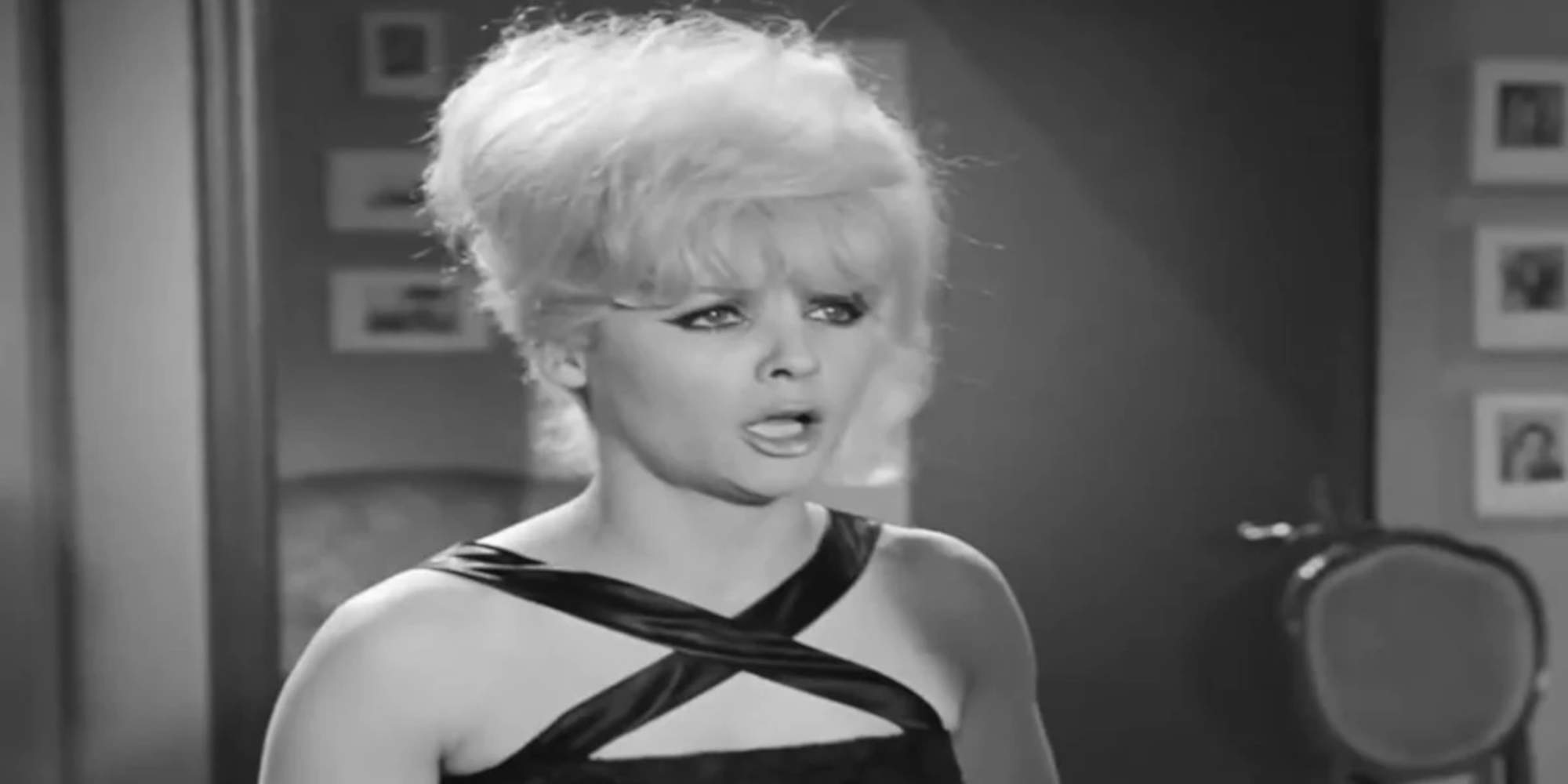 Η ηθοποιός Νίτσα Μαρούδα σε σκηνή από την ταινία «Δεσποινίς Διευθυντής» το 1964
