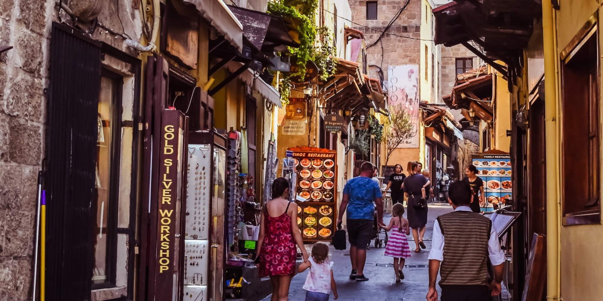 Η Ρόδος με τα γραφικά σοκάκια στην παλιά πόλη