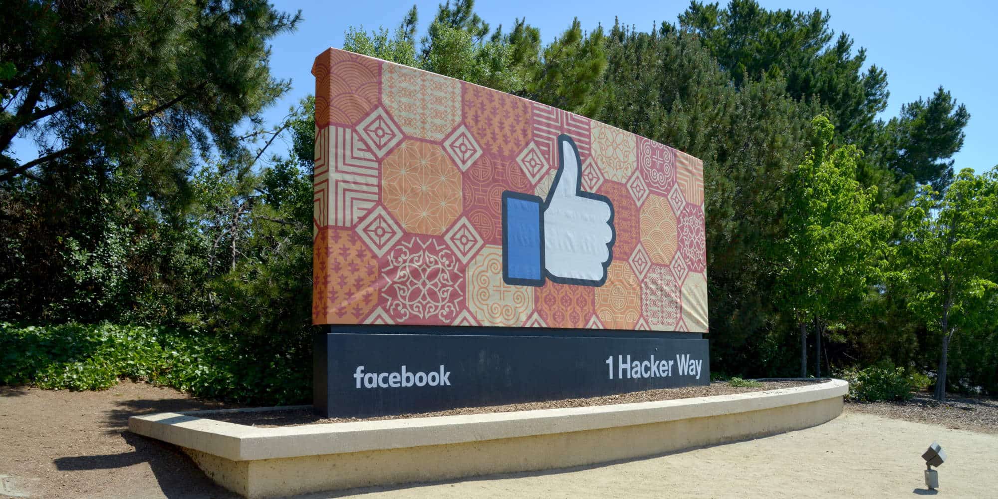 Πανό με το Facebook Like, στη Sillicon Valley, όπου βρίσκονται οι περισσότεροι τεχνολογικοί κολοσσοί