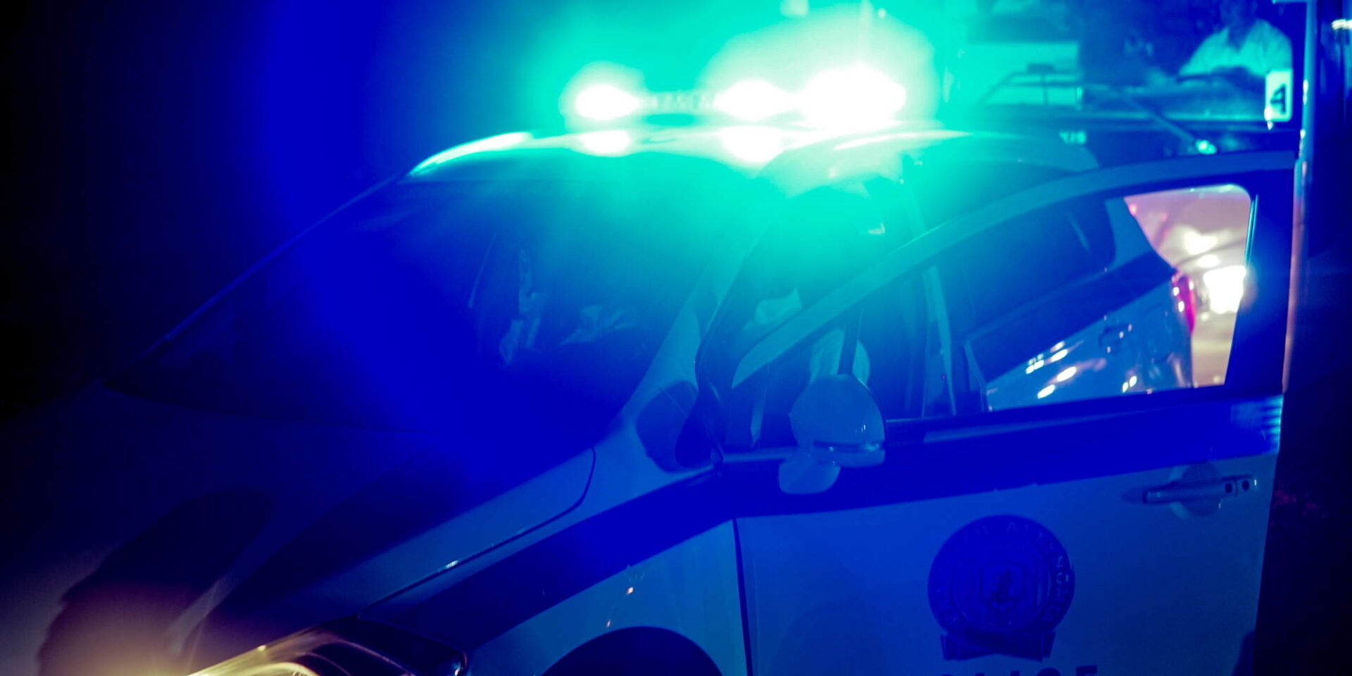 Περιπολικό της Αστυνομίας με αναμμένο τον φάρο