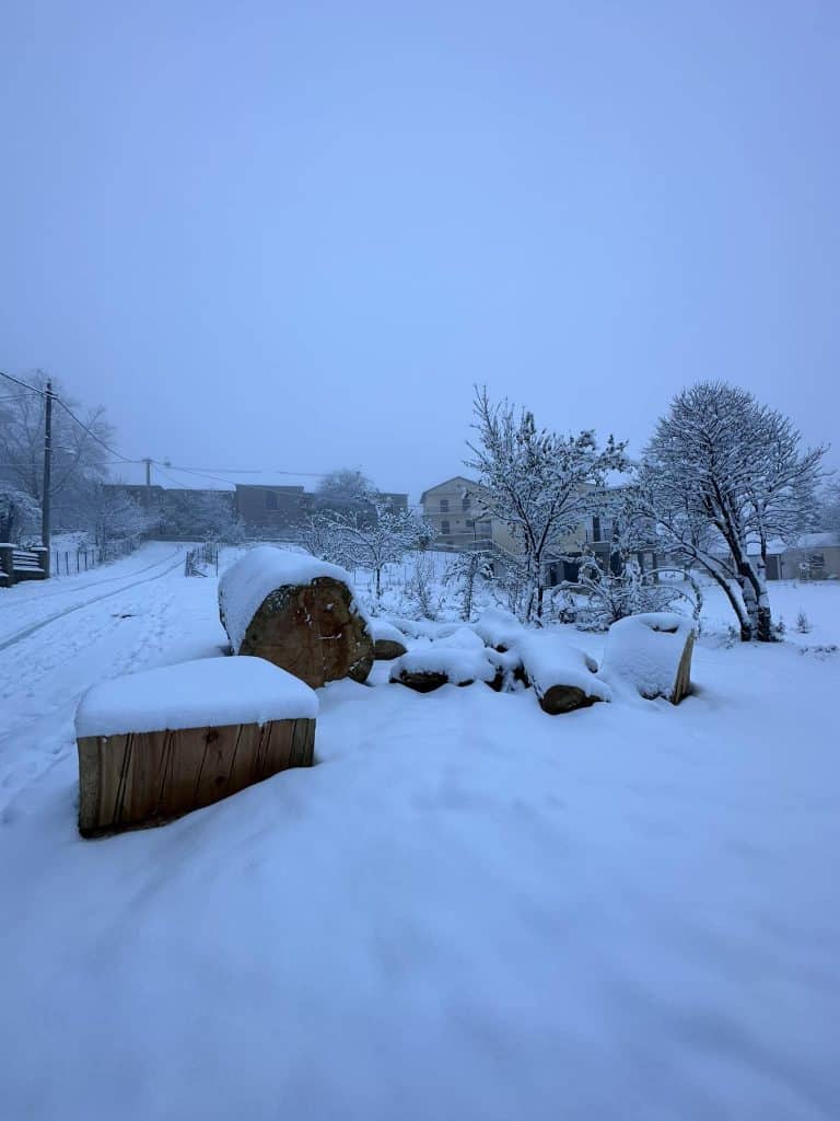 Παχύ στρώμα χιονιού στη Σαμαρίνα Γρεβενών