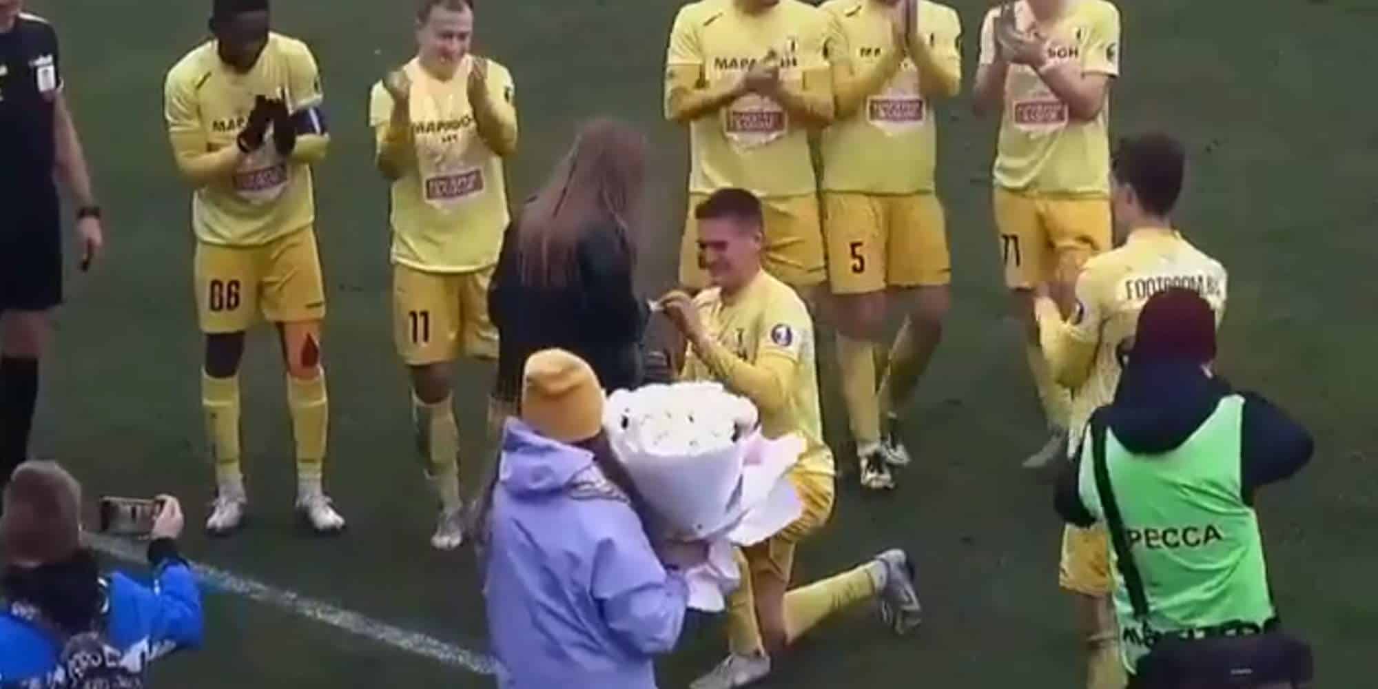 Ποδοσφαιριστής κάνει πρόταση γάμου στην αγαπημένη του στη Λευκορωσία