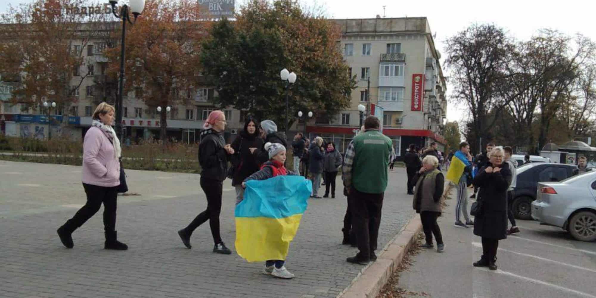 Πολίτες στη Χερσώνα με σημαίες της Ουκρανίας