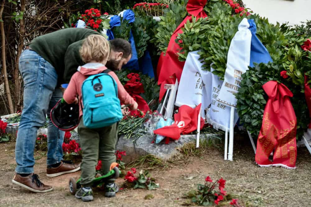 Παιδάκι αφήνει λουλούδι στο μνημείο των αγωνιστών του Πολυτεχνείου / Φωτογραφία: Eurokinissi