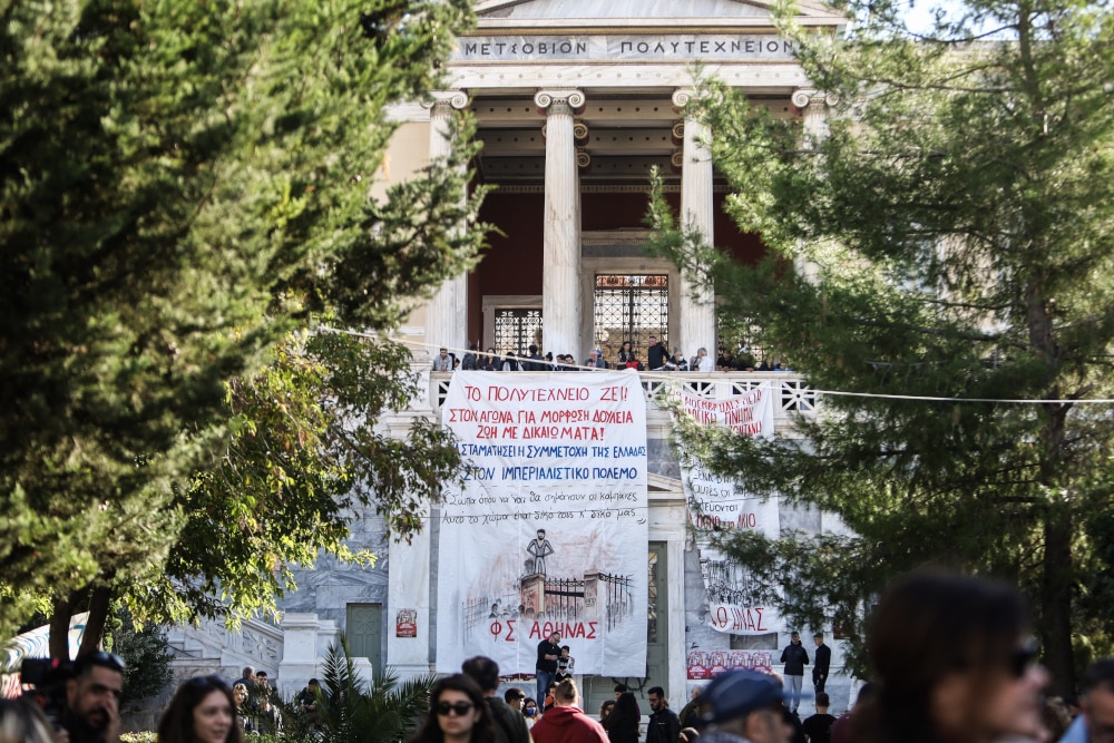 polytexneio 1 17 11 22 - Μικροεπεισόδια κατά τη διάρκεια των εκδηλώσεων για το Πολυτεχνείο σε Αθήνα και Θεσσαλονίκη - Έπεσαν μολότοφ και κρότου λάμψης (εικόνες & βίντεο)