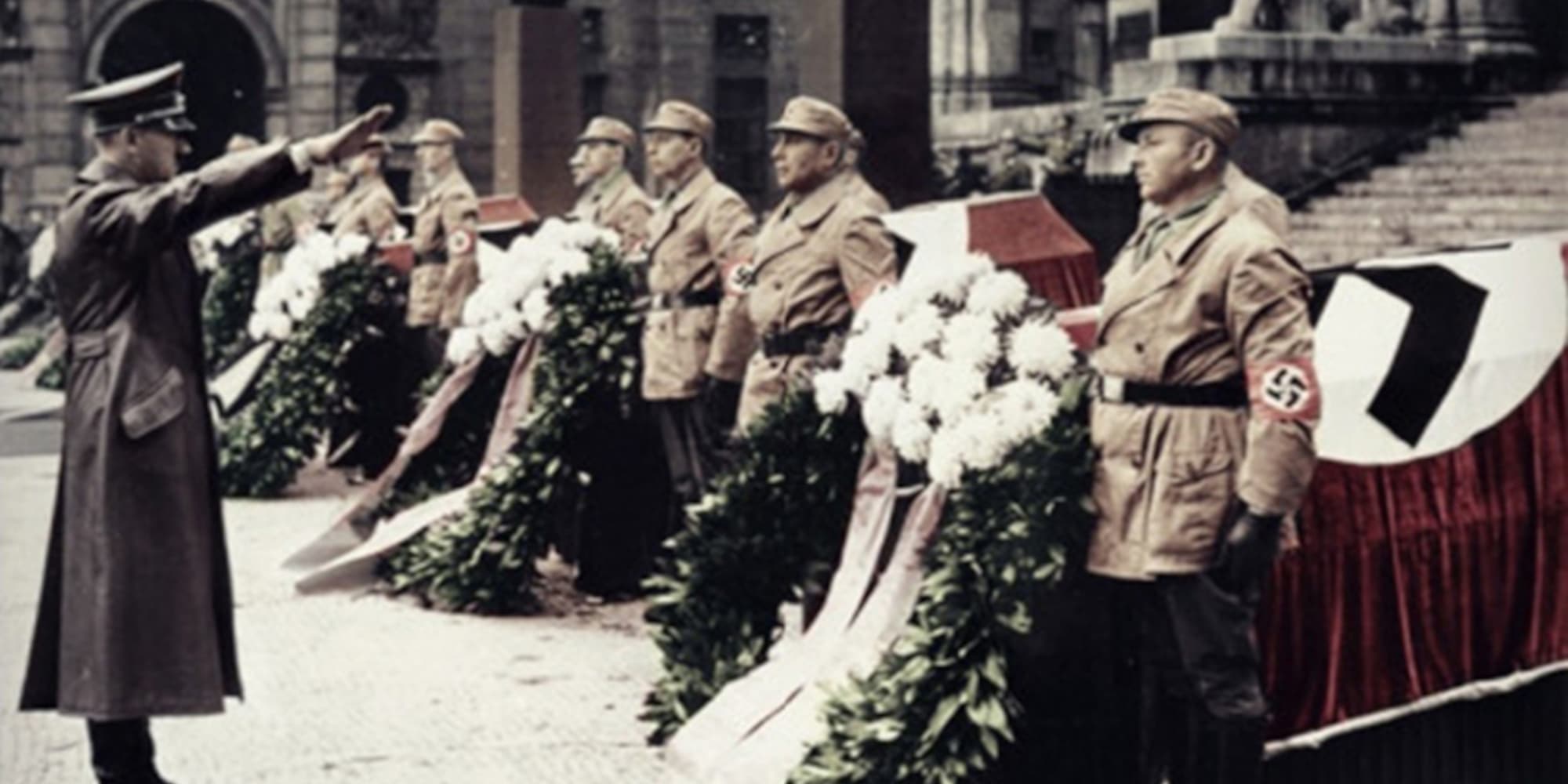 Ο Χίτλερ χαιρετάει ναζιστικά έναν στρατιώτη στη Γερμανία