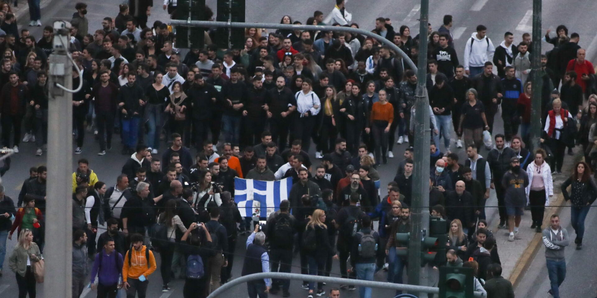 Η πορεία της ΠΑΣΠ με την αιματοβαμμένη σημαία από τα γεγονότα στο Πολυτεχνείο το 1973
