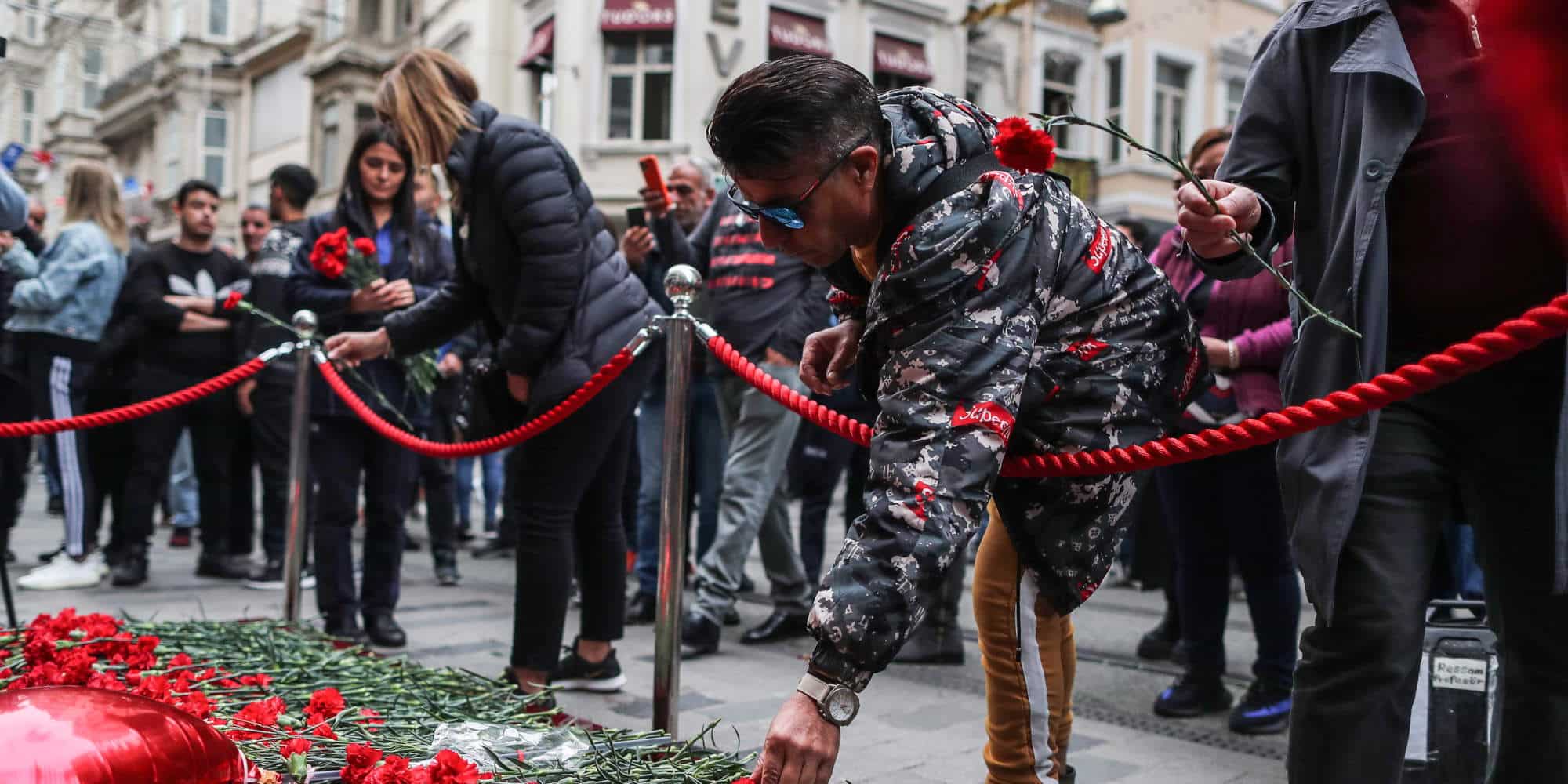 Πολίτες αφήνουν λουλούδια στο σημείο της τρομοκρατικής επίθεσης στην Κωνσταντινούπολη