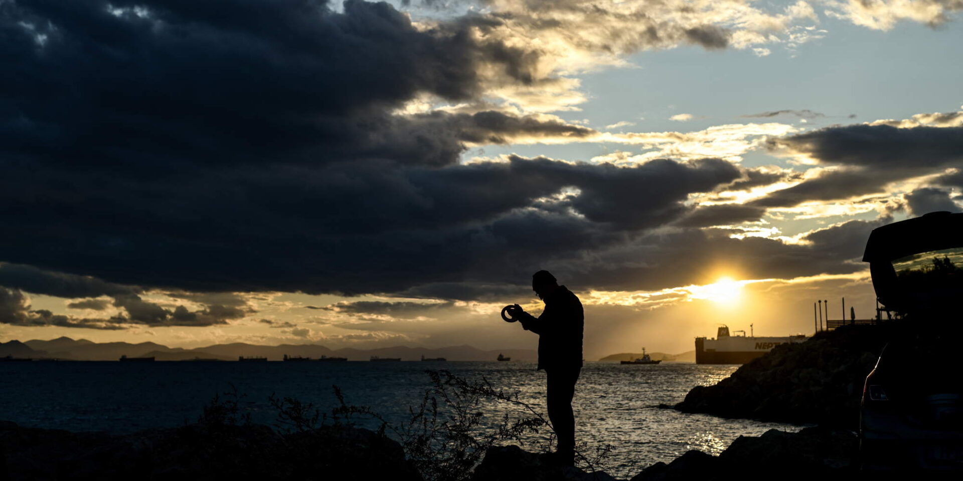 Συννεφιασμένος καιρός με ορίζοντα τη θάλασσα