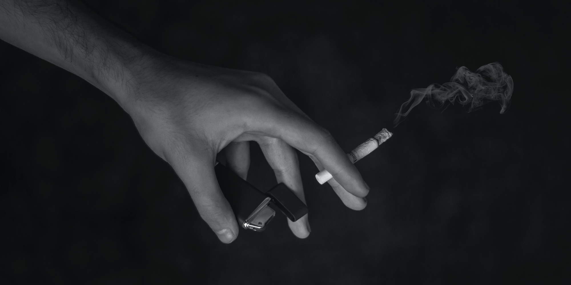 Χέρι με τσιγάρο αναμμένο στο χέρι