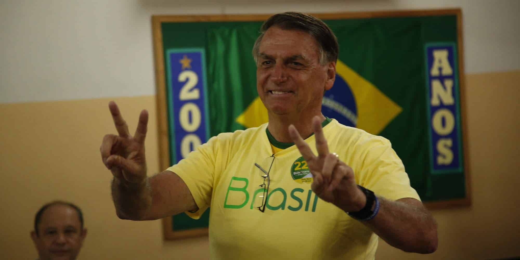 Ο Ζαΐχ Μπολσονάρου κάνει το σήμα της νίκης την Κυριακή των εκλογών στη Βραζιλία