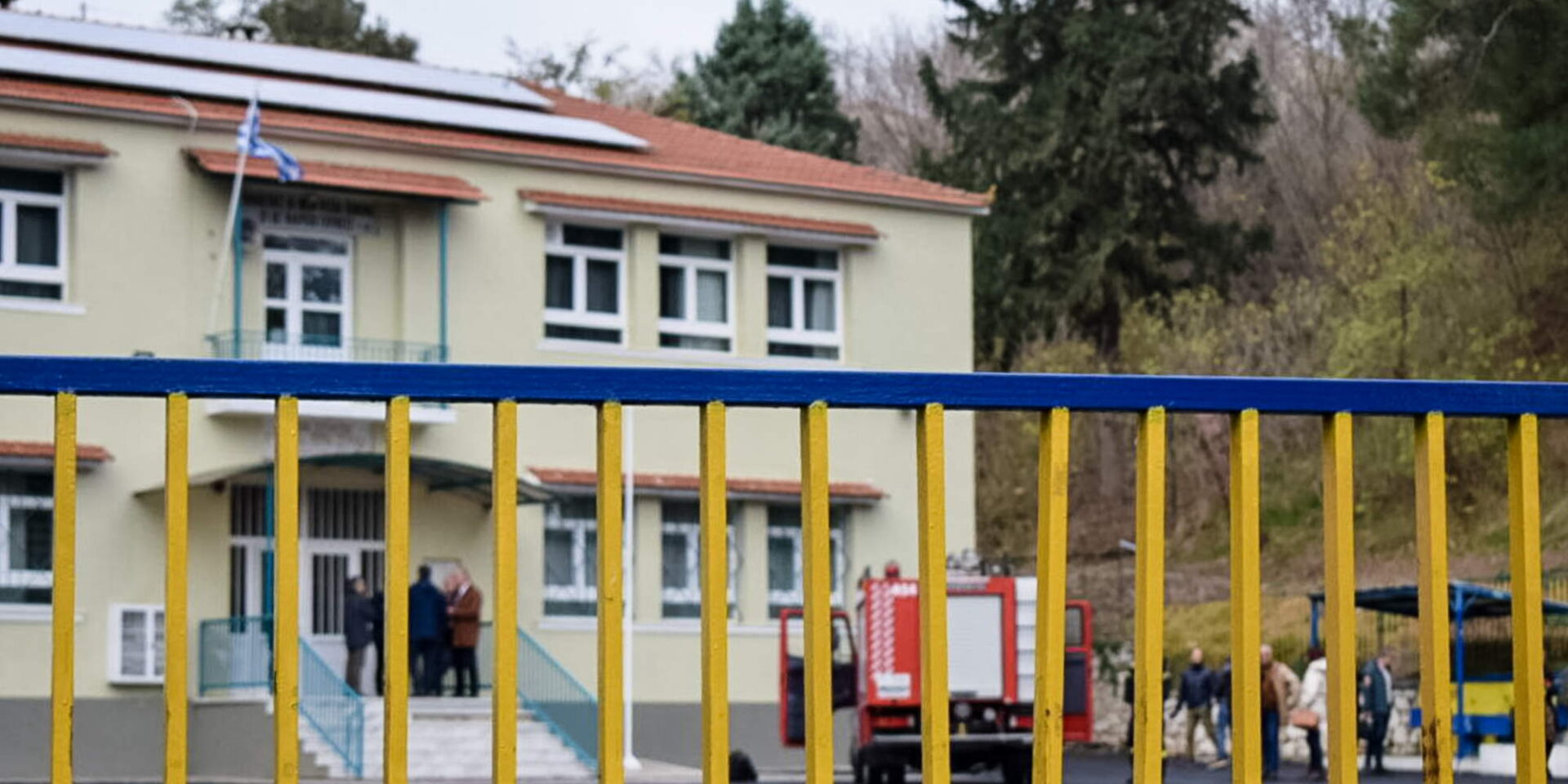 Πυροσβεστική στο προαύλιο όπου έγινε η έκρηξη στο 90 δημοτικό Σερρών