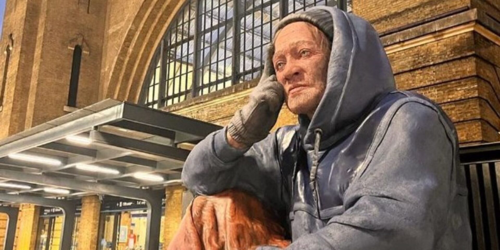 Το τεράστιο άγαλμα αστέγου στο Λονδίνο