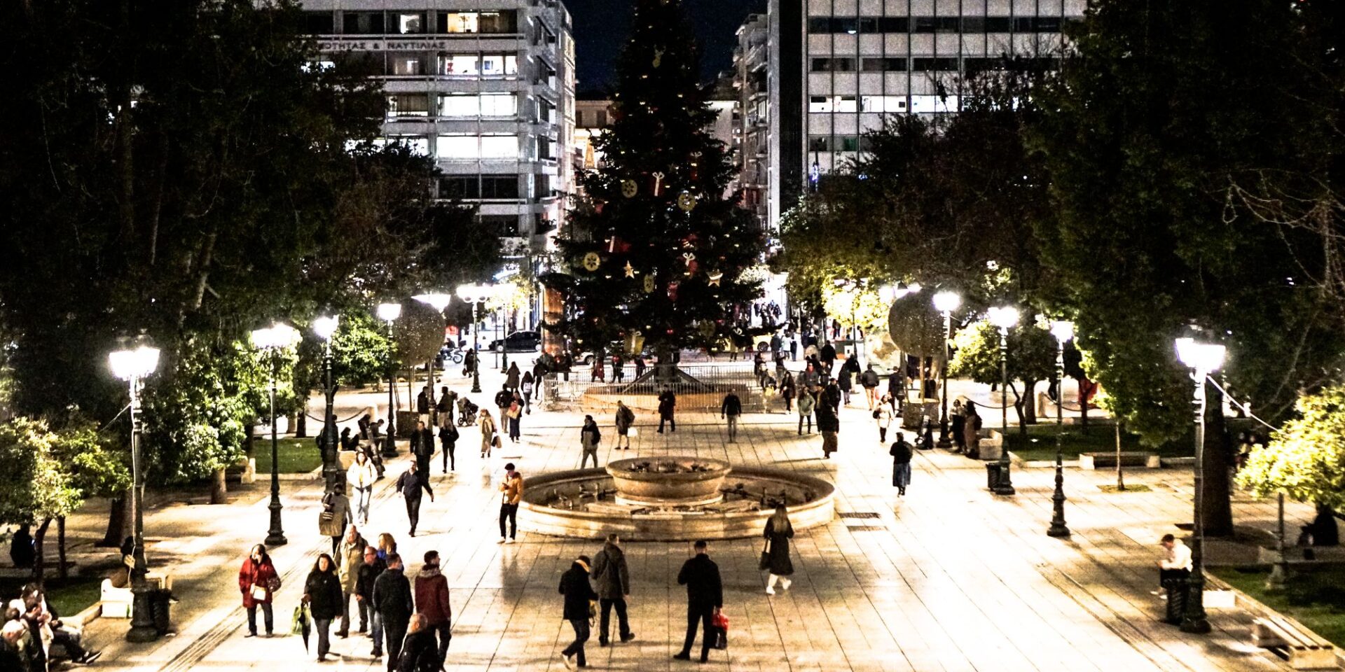 Το Χριστουγεννιάτικο δέντρο στο Σύνταγμα