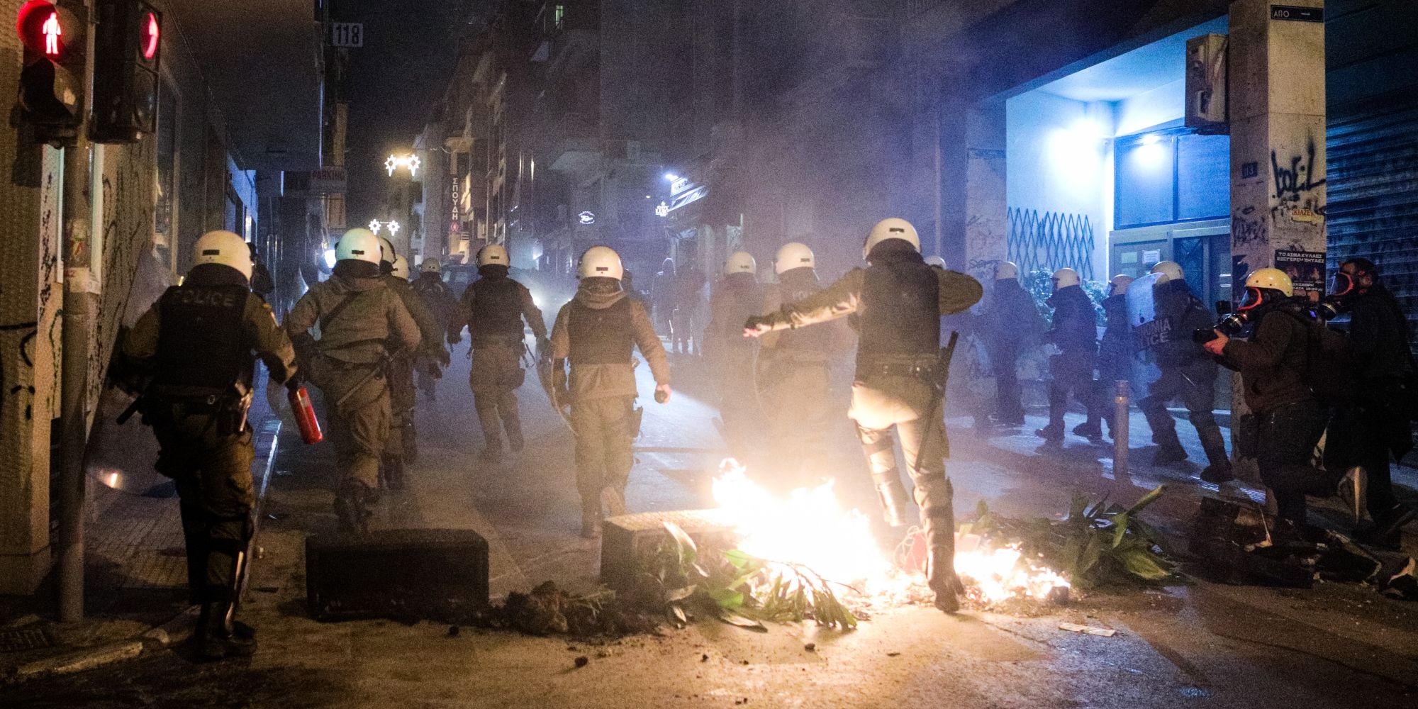 Χάος στα Εξάρχεια και το κέντρο της Αθήνας μετά την πορεία μνήμης για τον Αλέξανδρο Γρηγορόπουλο