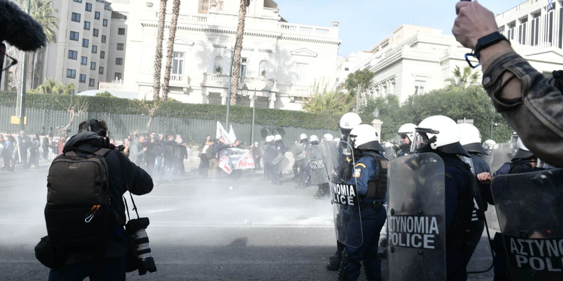 Εικόνα από τα επεισόδια έξω από τη Βουλή