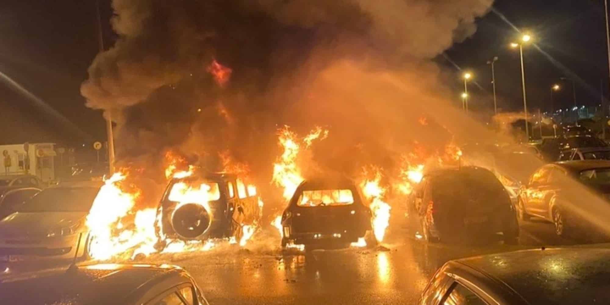 Εικόνα από τη φωτιά στα αυτοκίνητα στο αεροδρόμιο