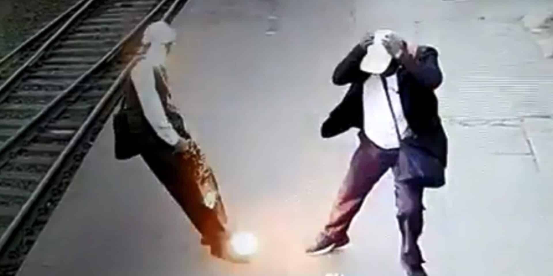 Η στιγμή που άντρας παθαίνει ηλεκτροπληξία στην Ινδία