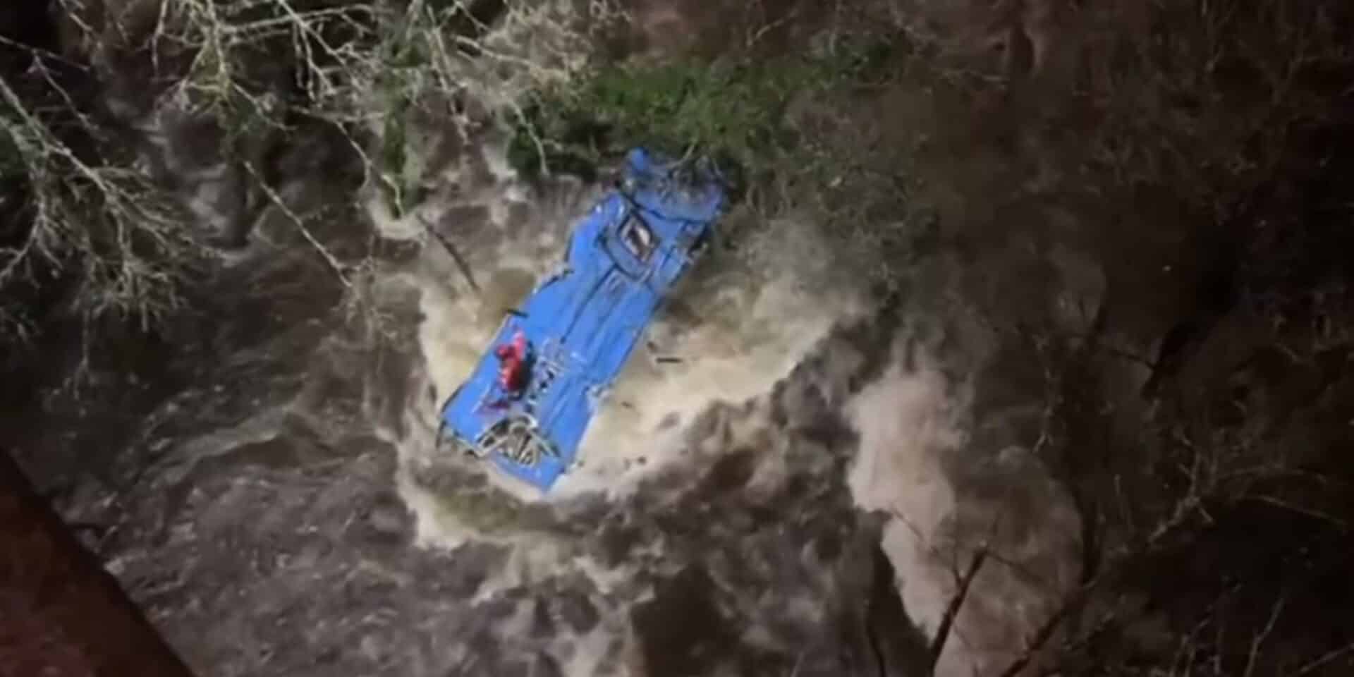 Εικόνα από την επιχείρηση διάσωσης στο λεωφορείο