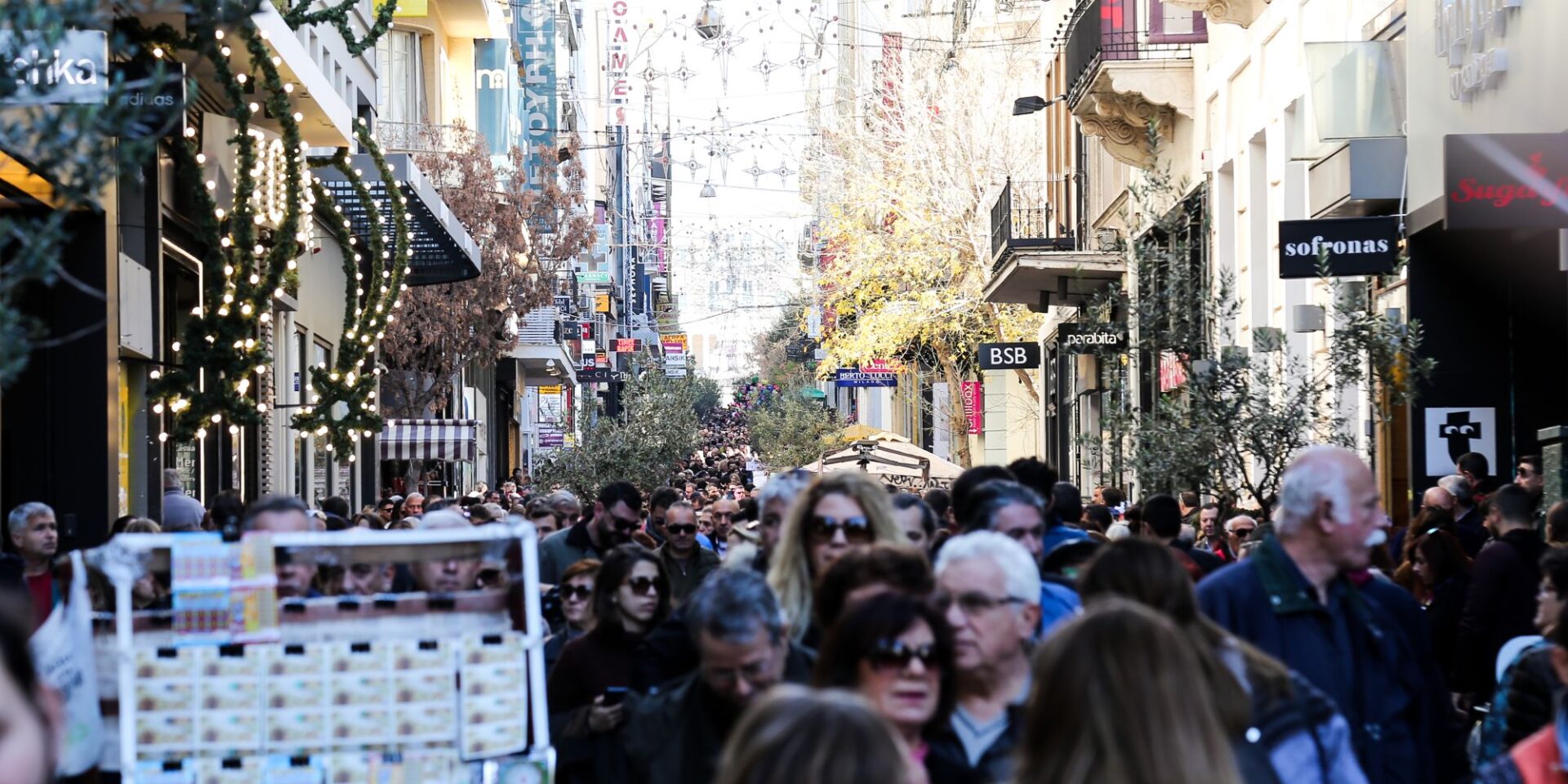 Κόσμος στην Ερμού στα Χριστούγεννα