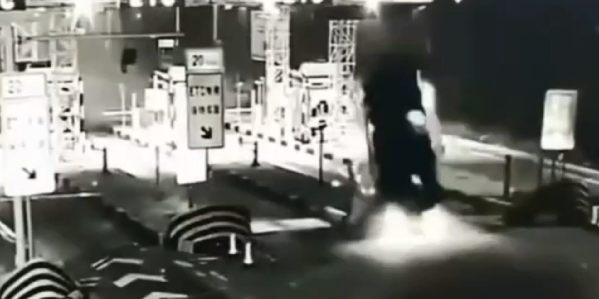 H στιγμή που το αυτοκίνητο χτυπάει και πετάγεται στον αέρα