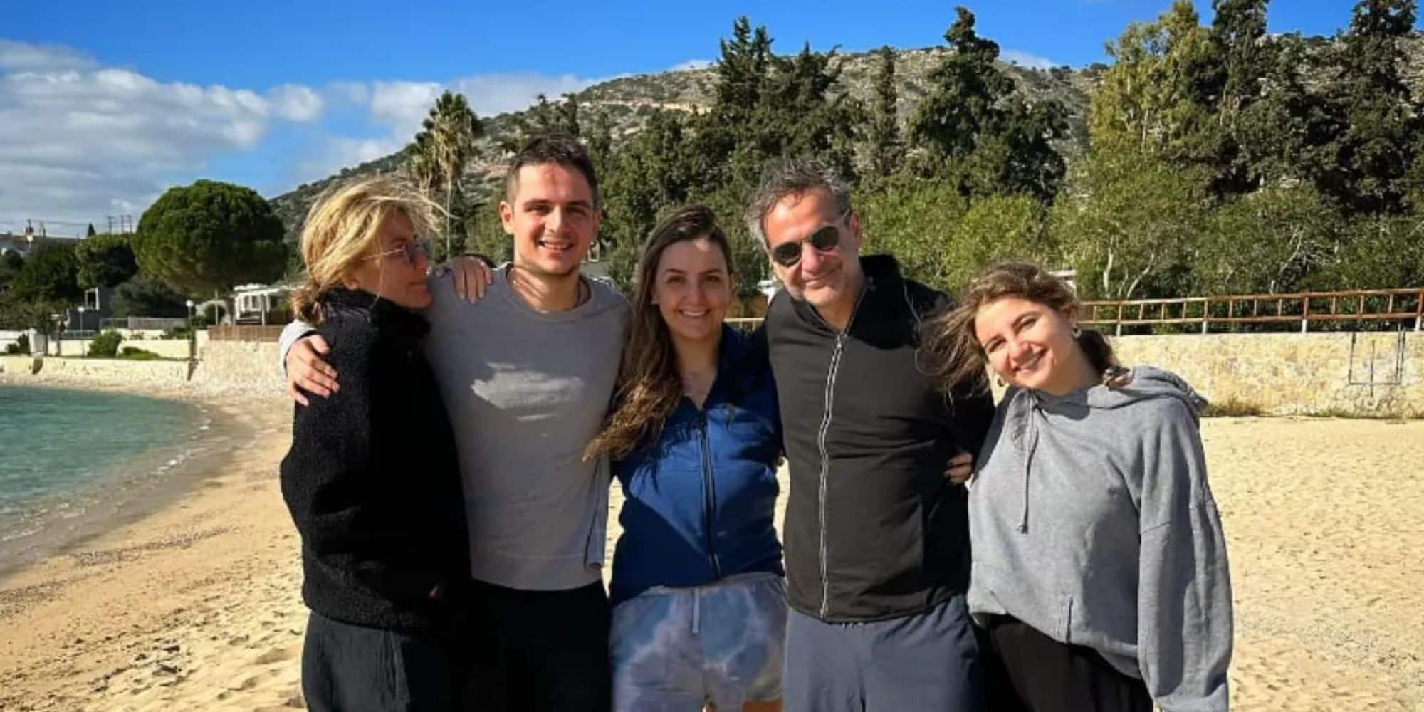 Ο Κυριάκος Μητσοτάκης με την οικογένειά του σε παραλία στα Χανιά