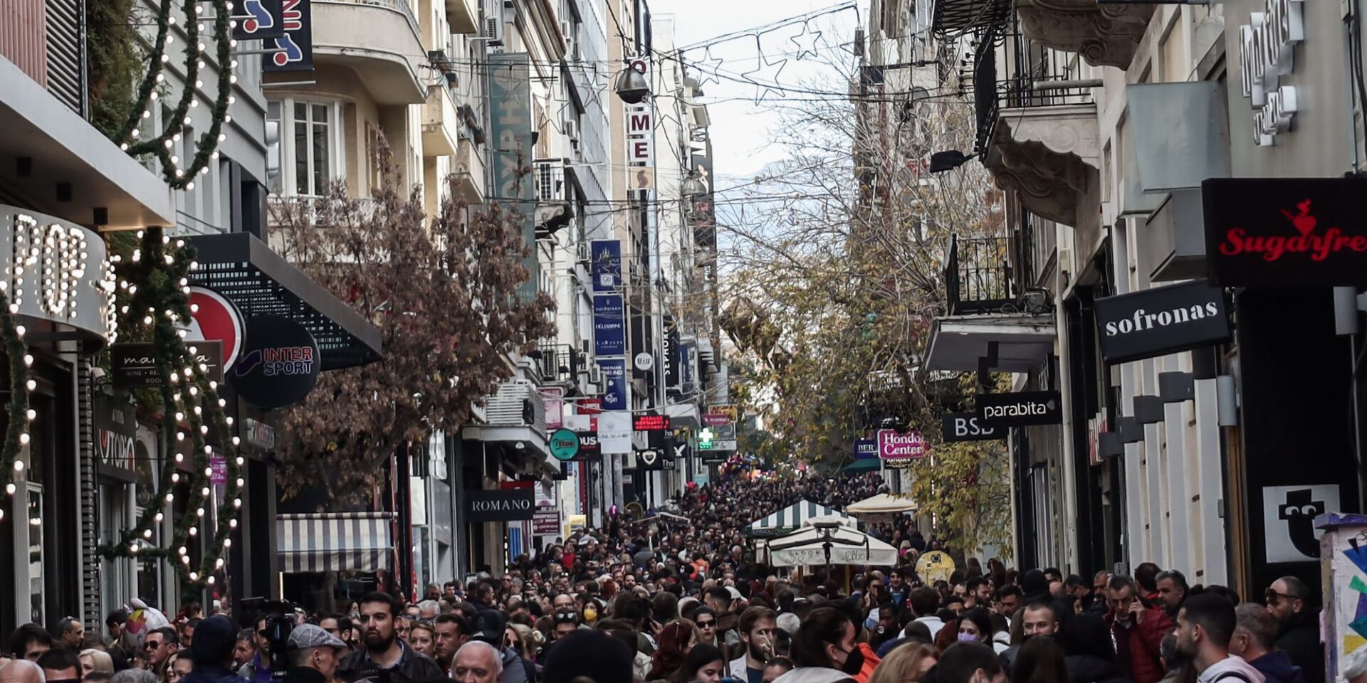 Κόσμος στην Ερμού τα Χριστούγεννα