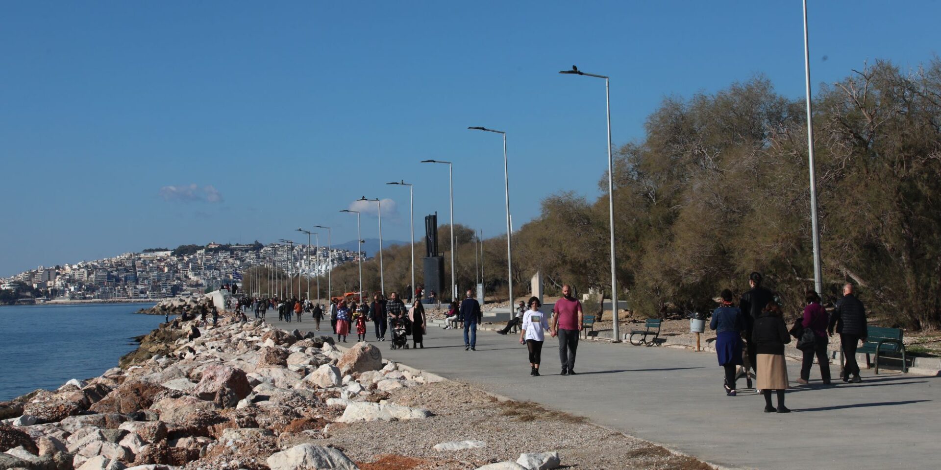 Κόσμος περπατά στον Φλοίσβο