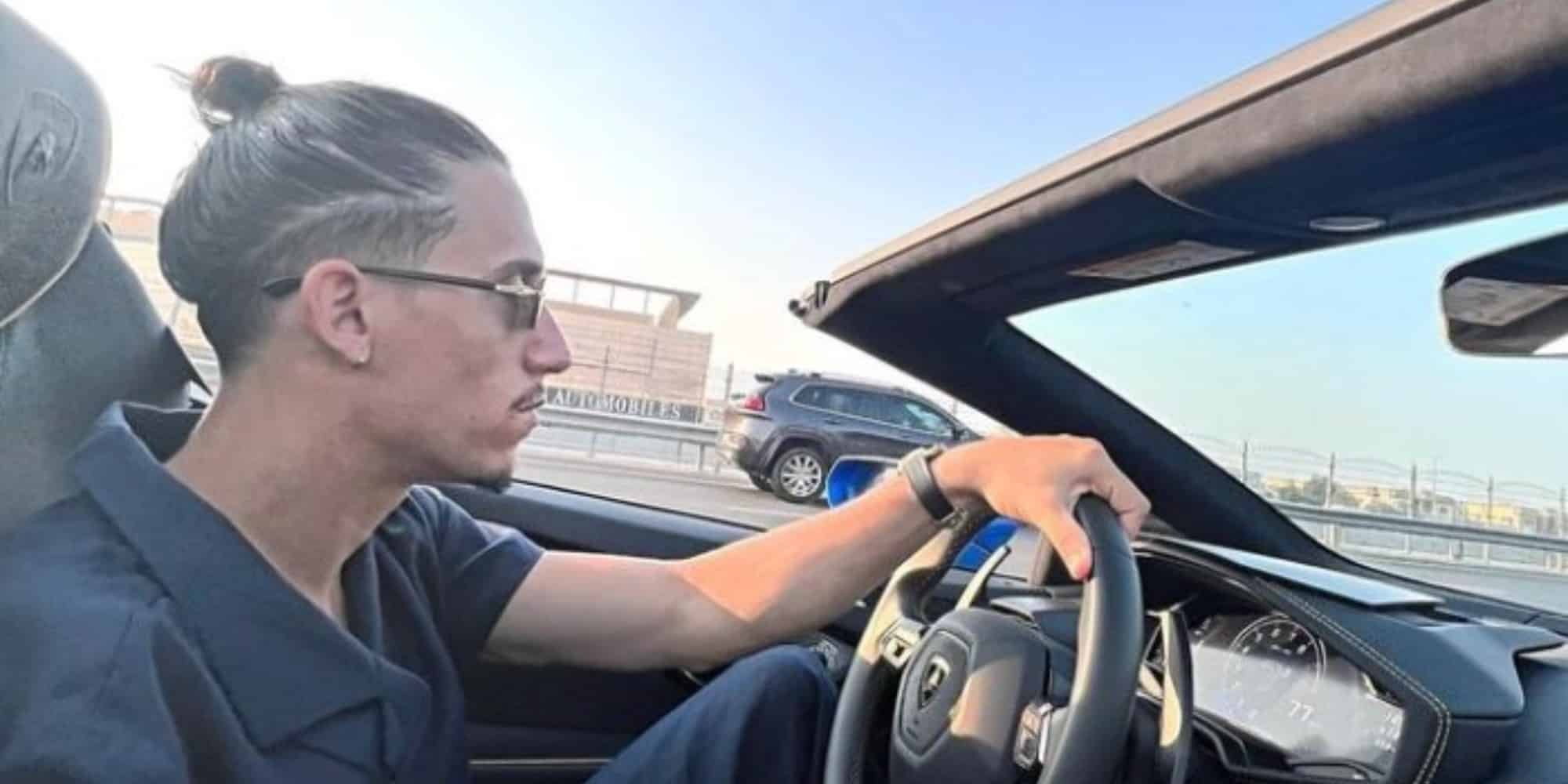 Ο Κώστας Τσιμίκας οδηγάει την Lamborghini