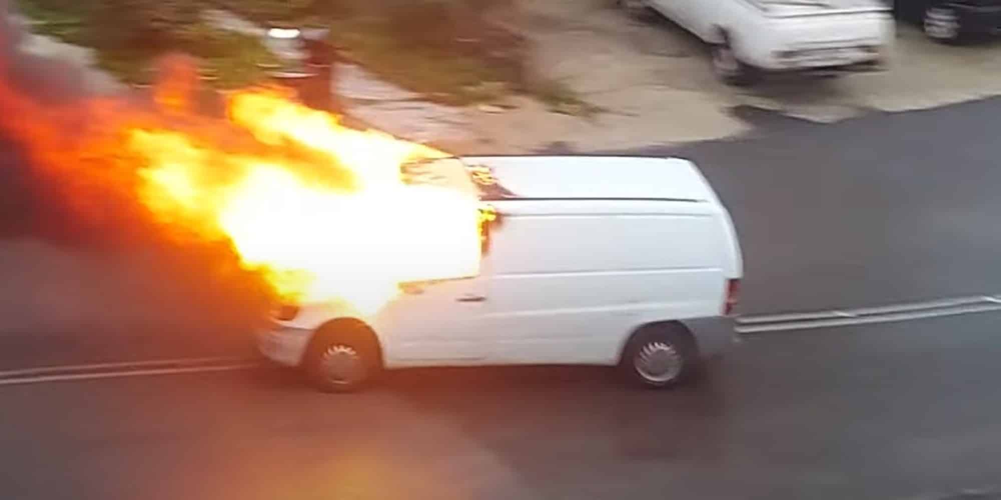 Εικόνα από το φλεγόμενο όχημα στο Ρέθυμνο