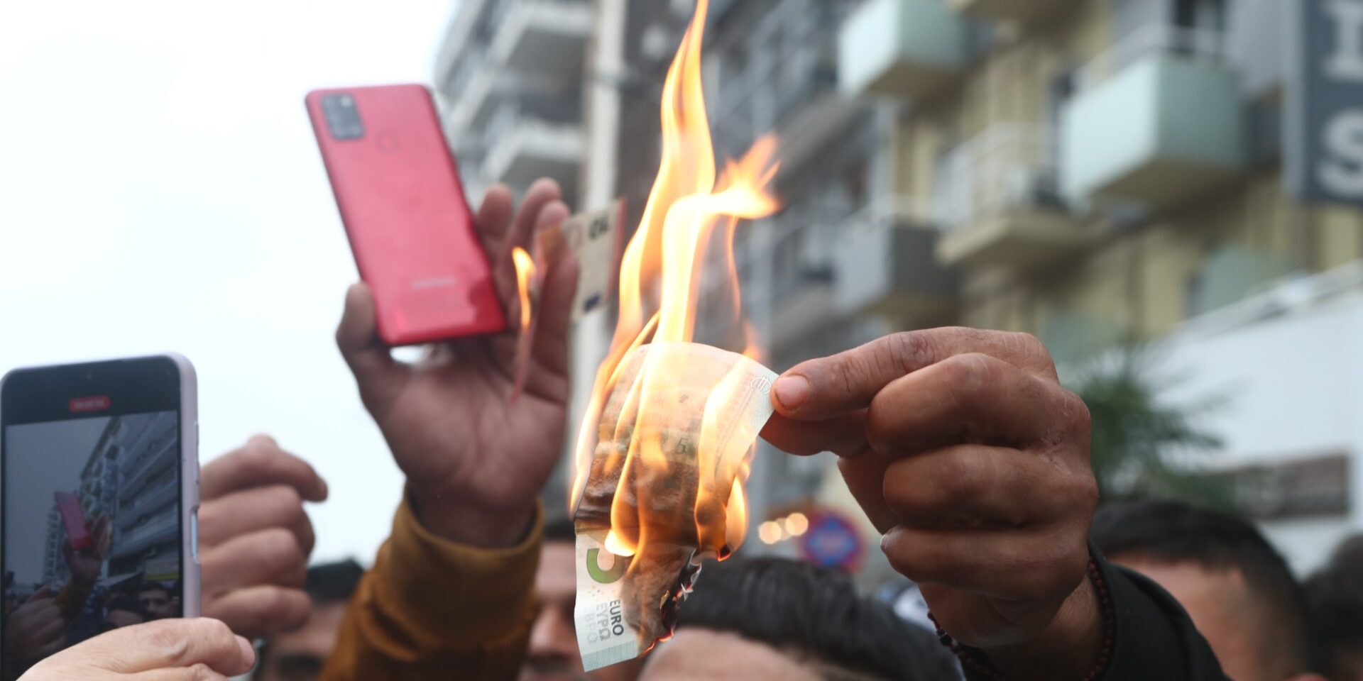 Ρομά καίνε χρήματα έξω από τα Δικαστήρια στη Θεσσαλονίκη