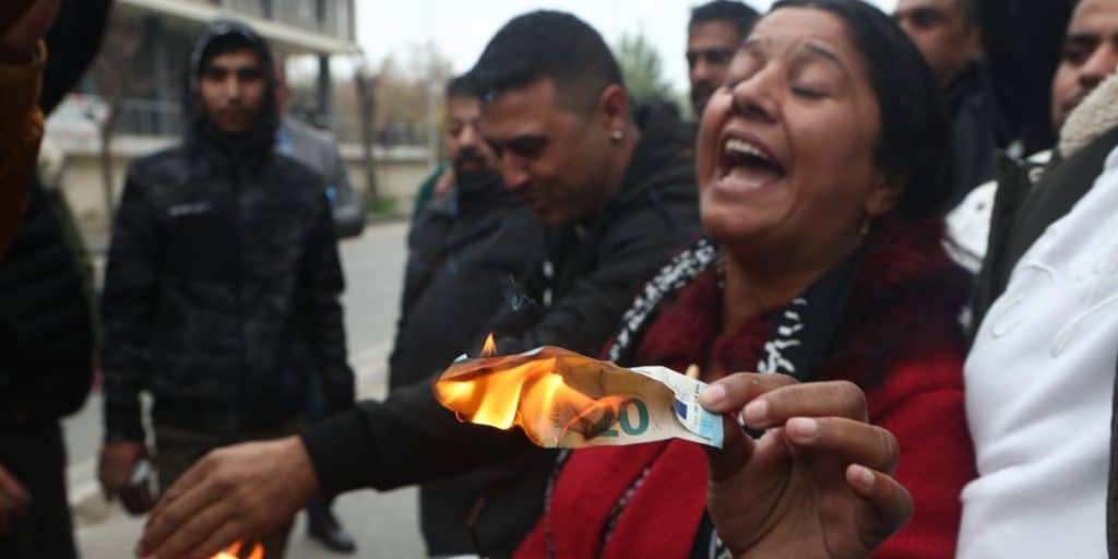 Ρομά καίνε χρήματα έξω από τα Δικαστήρια στη Θεσσαλονίκη