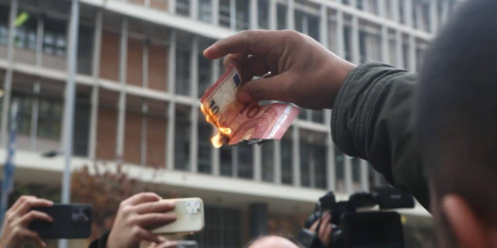 Ρομά καίνε χρήματα έξω από τα Δικαστήρια στη Θεσσαλονίκη