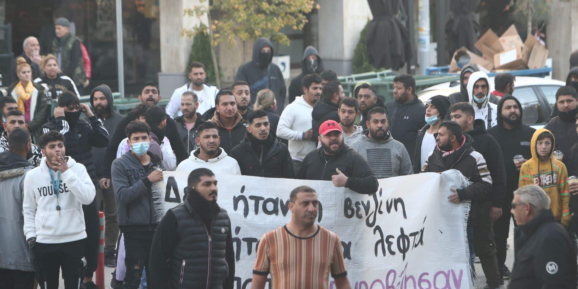 Ρομά έξω από τα δικαστήρια της Θεσσαλονίκης