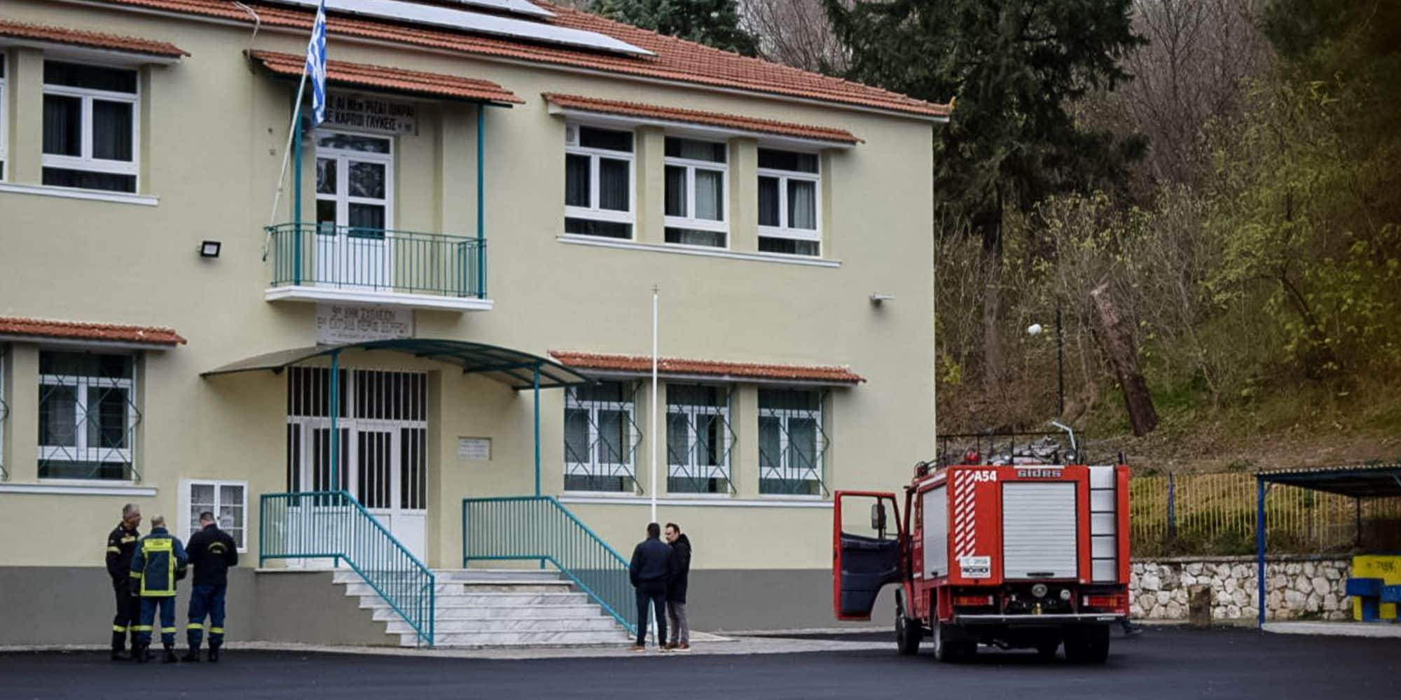 Πυροσβεστική στο σχολείο που έγινε η έκρηξη στις Σέρρες