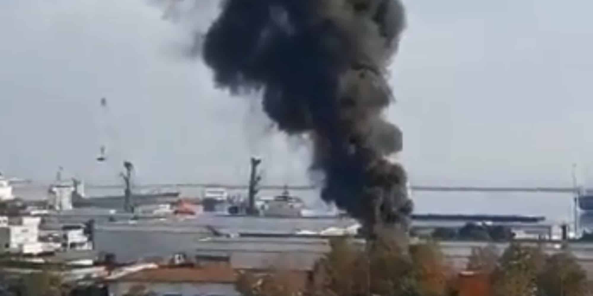 Εικόνα από τη φωτιά στο λιμάνι